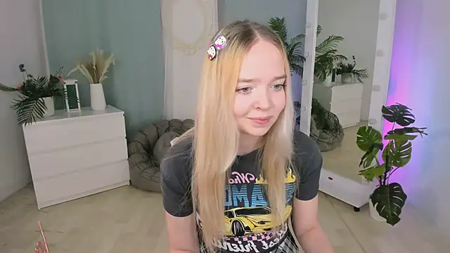 Snapshot of BellaMontgomery chatting on 12.03.25 BellaMontgomery online show from 12.03.25