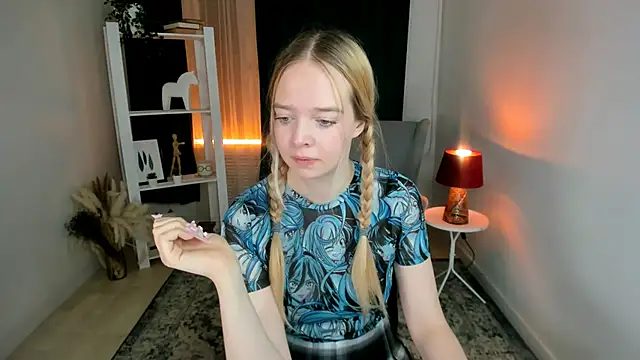 Snapshot of BellaMontgomery chatting on 12.14.25 BellaMontgomery online show from 12.14.25