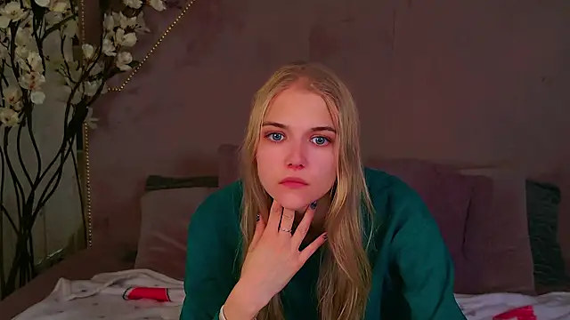 4example Chloe online show from 09.25.25