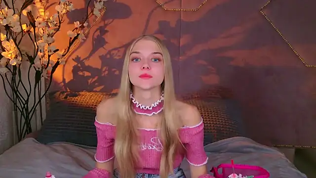 4example Chloe online show from 09.30.25