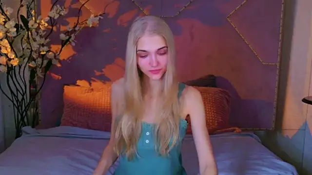 4example Chloe online show from 10.14.25