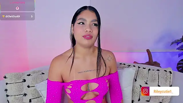 Snapshot of Cutie_Riley chatting on 11.16.25 Cutie Riley online show from 11.16.25