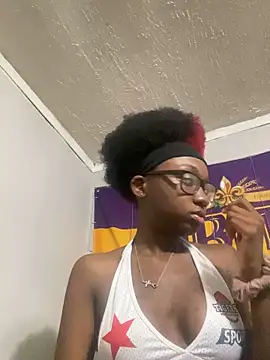 Snapshot of HennessyBaby21 chatting on 10.06.25 HennessyBaby21 online show from 10.06.25