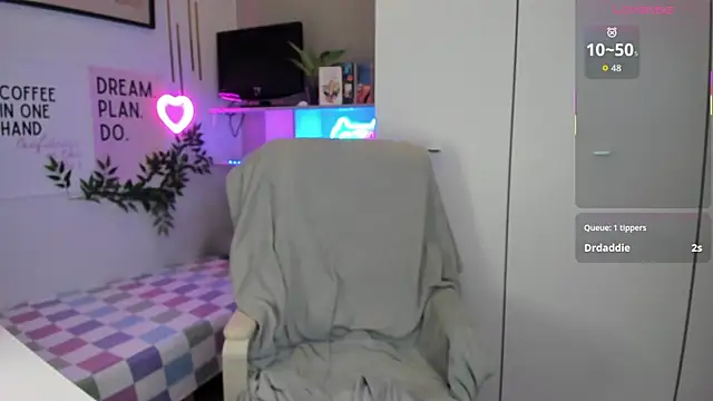 Snapshot of LiaWoow chatting on 11.14.25 LiaWoow online show from 11.14.25