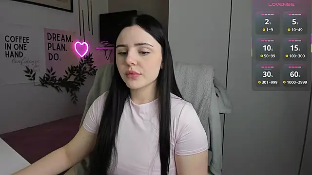 Snapshot of LiaWoow chatting on 11.18.25 LiaWoow online show from 11.18.25