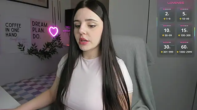 Snapshot of LiaWoow chatting on 12.14.25 LiaWoow online show from 12.14.25