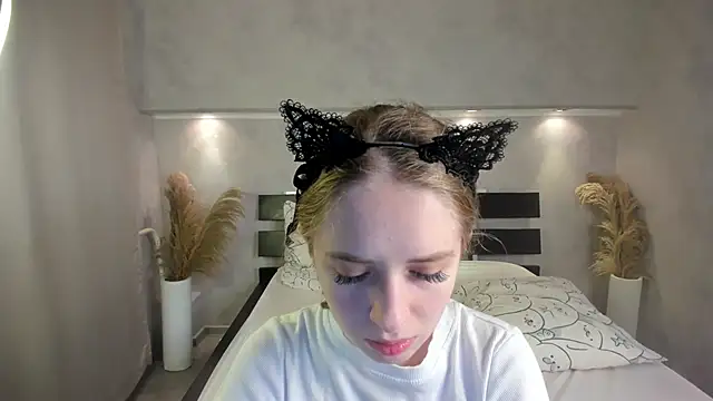 Snapshot of Camilla_Kelly chatting on 10.11.25 Camilla Kelly online show from 10.11.25