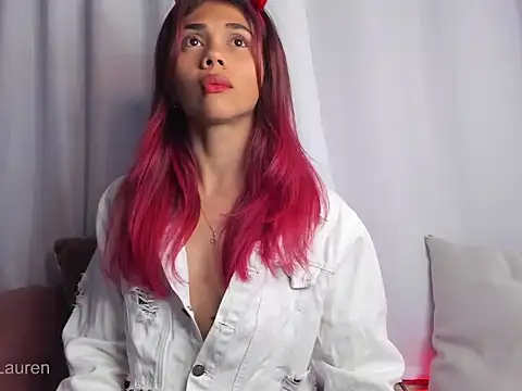 Snapshot of Laurenn_2 chatting on 10.08.25 Laurenn 2 online show from 10.08.25