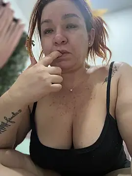 Snapshot of Bigass_curvy chatting on 10.31.25 Bigass curvy online show from 10.31.25