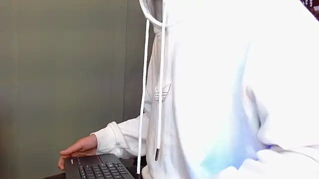 Snapshot of alexgiraldo__ chatting on 05.04.26 alexgiraldo online show from 05.04.26