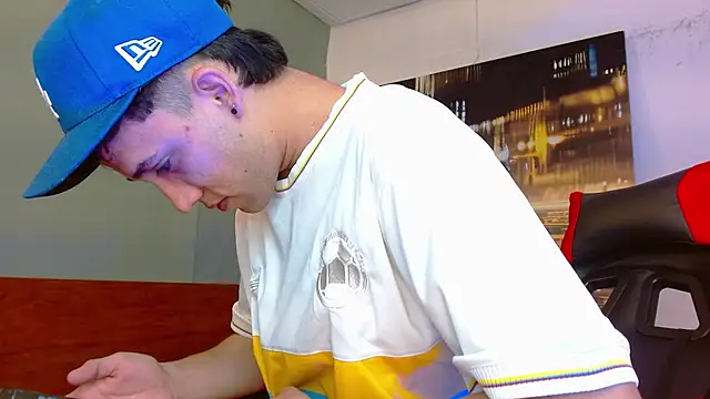 Snapshot of alexgiraldo__ chatting on 07.04.26 alexgiraldo online show from 07.04.26