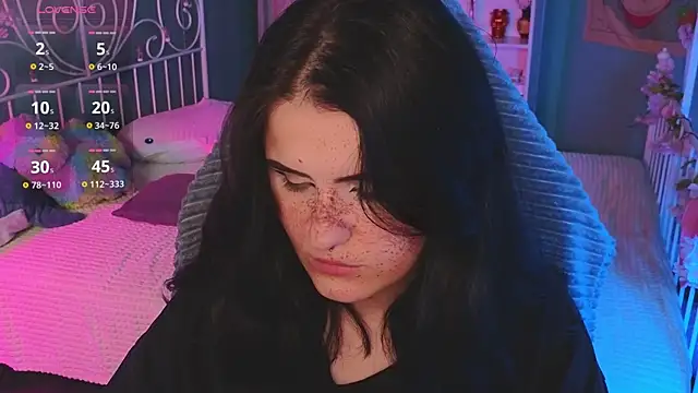 Snapshot of Dark_Shine chatting on 11.25.25 Dark Shine online show from 11.25.25