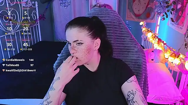 Snapshot of Dark_Shine chatting on 12.17.25 Dark Shine online show from 12.17.25