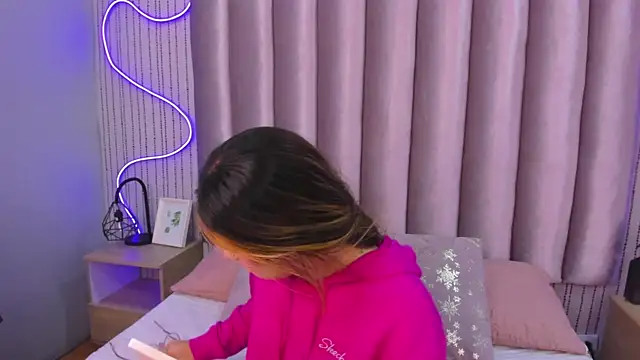 Snapshot of SamanthaPeachss chatting on 11.06.25 SamanthaPeachss online show from 11.06.25