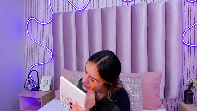 Snapshot of SamanthaPeachss chatting on 11.07.25 SamanthaPeachss online show from 11.07.25