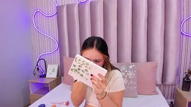 Snapshot of SamanthaPeachss chatting on 11.08.25 SamanthaPeachss online show from 11.08.25