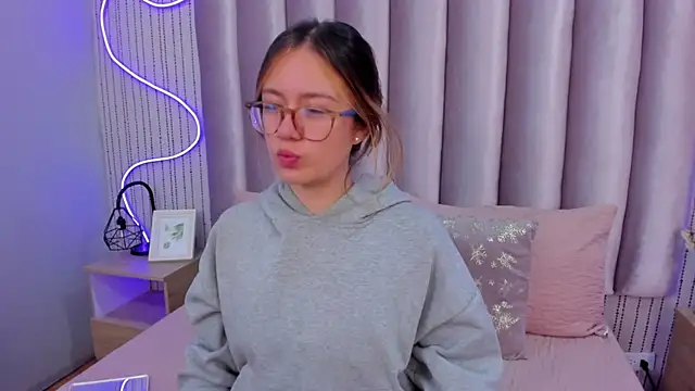 Snapshot of SamanthaPeachss chatting on 11.15.25 SamanthaPeachss online show from 11.15.25