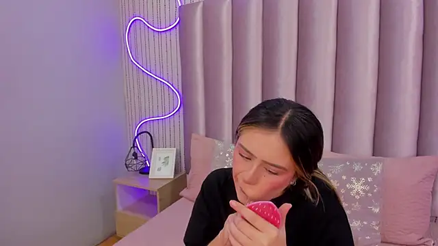 Snapshot of SamanthaPeachss chatting on 11.18.25 SamanthaPeachss online show from 11.18.25