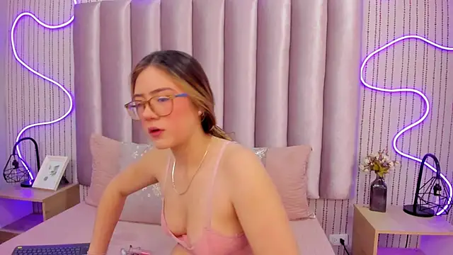 Snapshot of SamanthaPeachss chatting on 11.21.25 SamanthaPeachss online show from 11.21.25