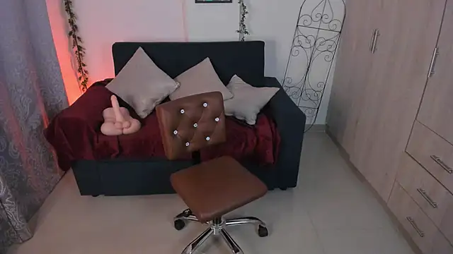 Snapshot of mishelkrave_ chatting on 10.10.25 mishelkrave online show from 10.10.25