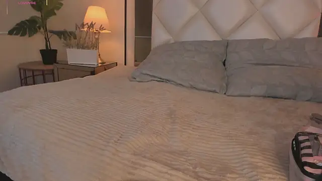 Snapshot of Megan_DH chatting on 10.22.25 Megan DH online show from 10.22.25