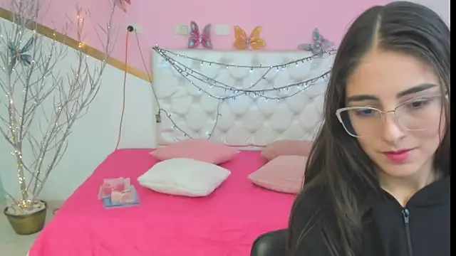 Snapshot of sofi_san chatting on 10.18.25 sofi san online show from 10.18.25