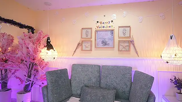 Snapshot of LoonaNyx chatting on 10.17.25 LoonaNyx online show from 10.17.25