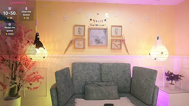 Snapshot of LoonaNyx chatting on 10.25.25 LoonaNyx online show from 10.25.25