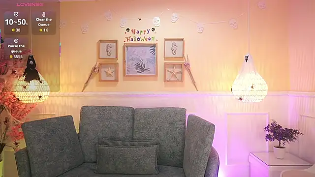 Snapshot of LoonaNyx chatting on 10.27.25 LoonaNyx online show from 10.27.25