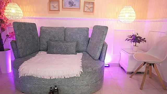 Snapshot of LoonaNyx chatting on 11.11.25 LoonaNyx online show from 11.11.25