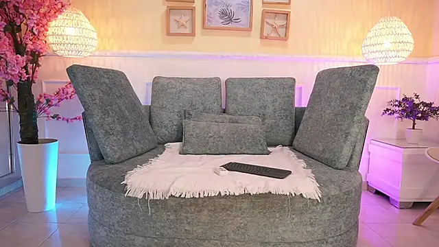 Snapshot of LoonaNyx chatting on 11.21.25 LoonaNyx online show from 11.21.25