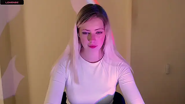 Snapshot of AliceHotty_ chatting on 09.27.25 AliceHotty online show from 09.27.25