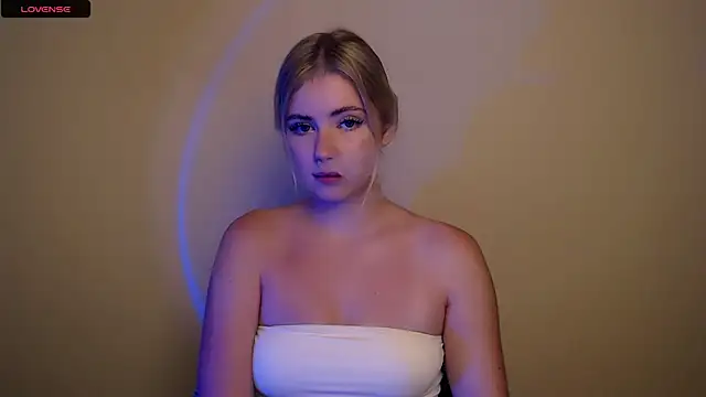 Snapshot of AliceHotty_ chatting on 10.28.25 AliceHotty online show from 10.28.25