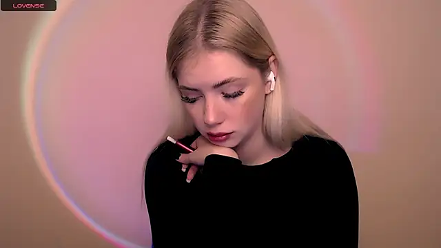 Snapshot of AliceHotty_ chatting on 11.14.25 AliceHotty online show from 11.14.25