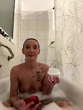 Snapshot of Emilia_Mausi chatting on 12.20.25 Emilia Mausi online show from 12.20.25