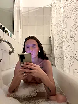 Snapshot of Emilia_Mausi chatting on 12.21.25 Emilia Mausi online show from 12.21.25