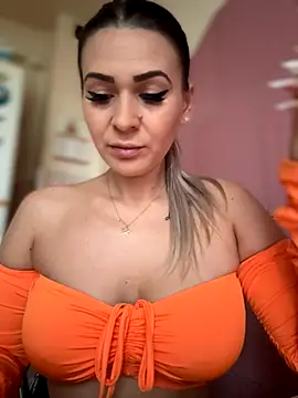 iSelena online show from 10.13.25