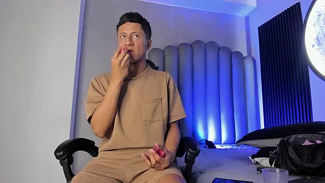  Leohot  online show from 11.08.25