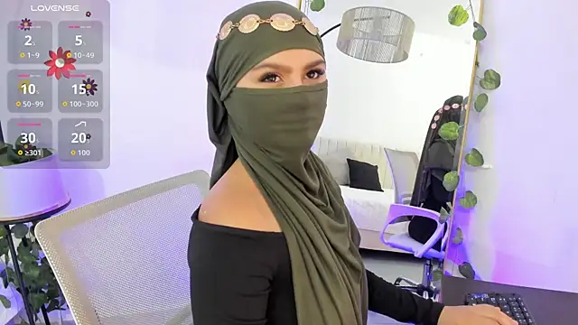 Snapshot of _shaiira chatting on 10.29.25 shaiira online show from 10.29.25