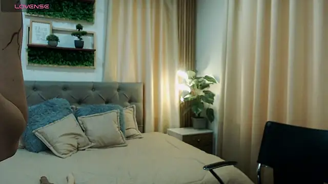 Snapshot of zohet_kriss chatting on 10.21.25 zohet kriss online show from 10.21.25