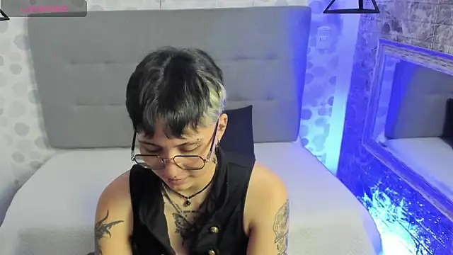 Snapshot of emahills__axelrose chatting on 09.20.25 emahills  axelrose online show from 09.20.25