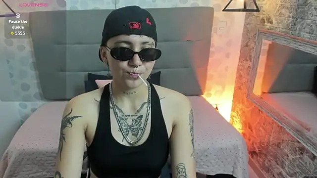 Snapshot of emahills__axelrose chatting on 10.12.25 emahills  axelrose online show from 10.12.25