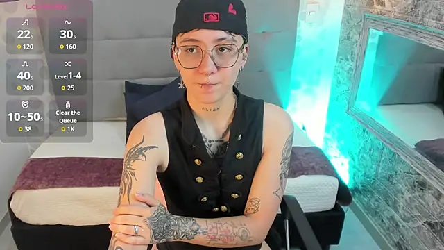 Snapshot of emahills__axelrose chatting on 10.20.25 emahills  axelrose online show from 10.20.25