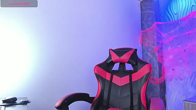 Snapshot of greiccy_20 chatting on 10.28.25 greiccy 20 online show from 10.28.25