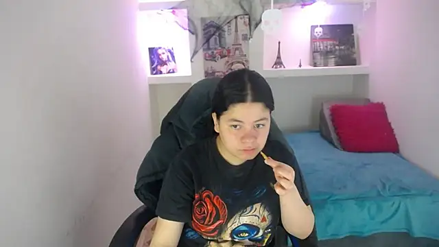 Snapshot of greiccy_20 chatting on 10.31.25 greiccy 20 online show from 10.31.25