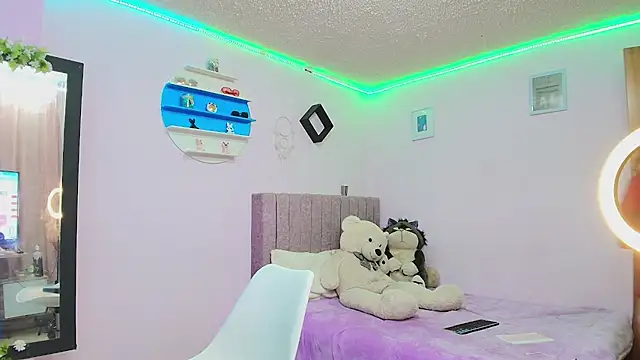 Snapshot of MiSofialeal chatting on 11.24.25 MiSofialeal online show from 11.24.25