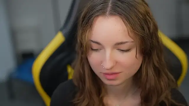 Snapshot of Adele_beauty chatting on 03.31.26 Adele beauty online show from 03.31.26