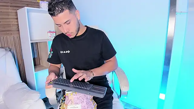 Snapshot of Axel_grey_ chatting on 09.11.25 Axel grey online show from 09.11.25