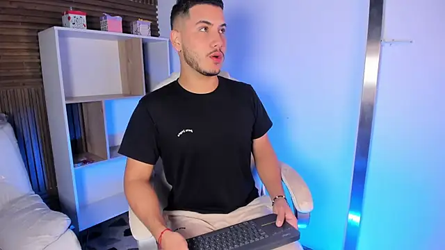 Snapshot of Axel_grey_ chatting on 09.20.25 Axel grey online show from 09.20.25