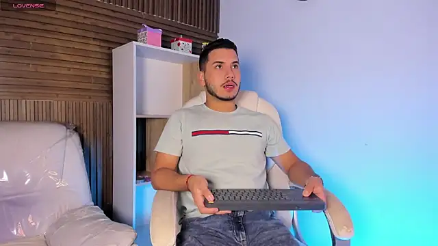 Snapshot of Axel_grey_ chatting on 10.01.25 Axel grey online show from 10.01.25